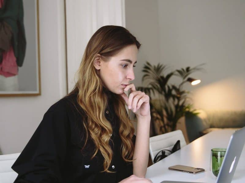 Woman working on her computer pexels-photo